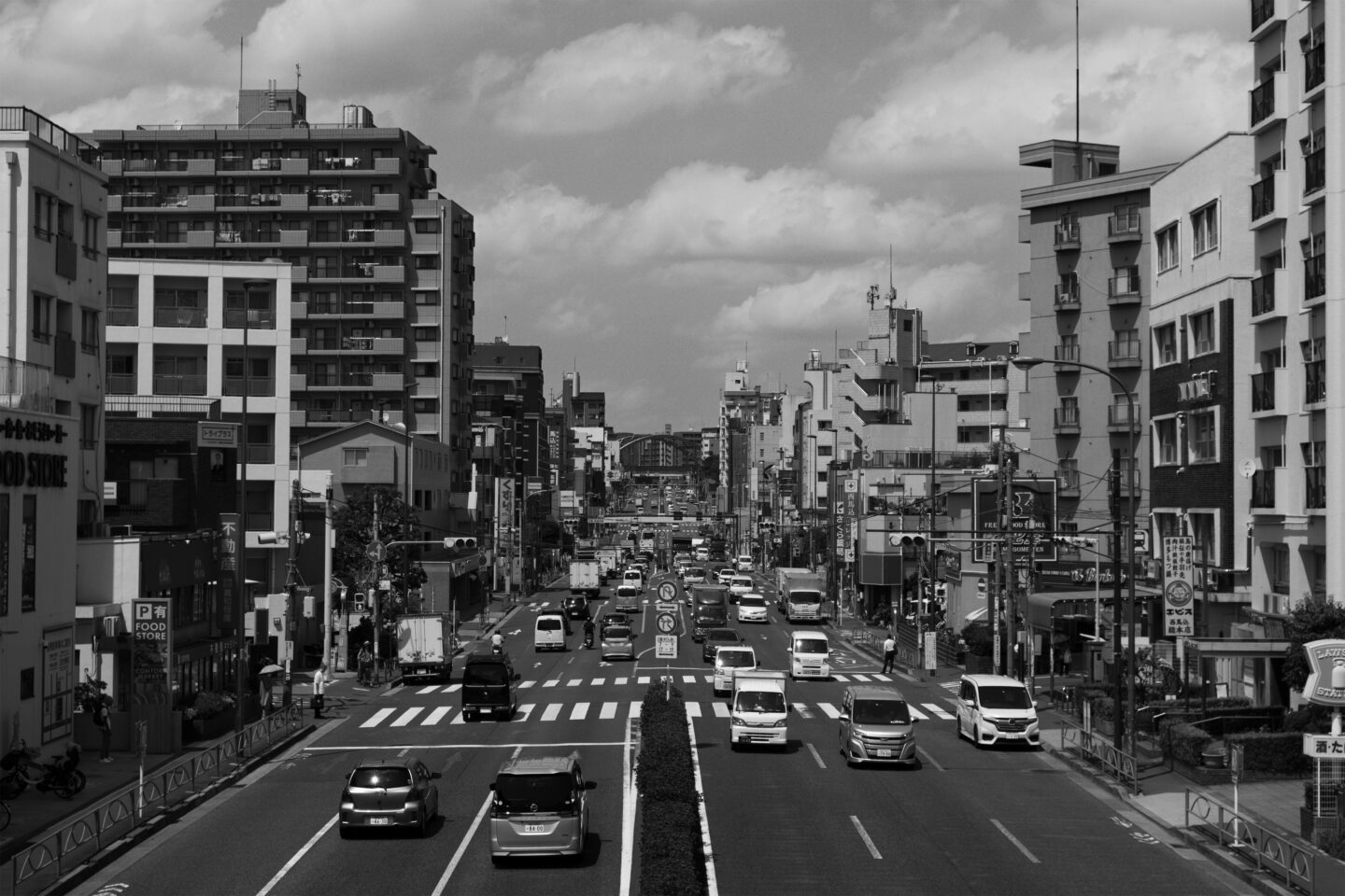 作家の記憶を呼び起こすカメラ、PENTAX K-3 Mark III Monochromeで変わりゆく都市風景を写す