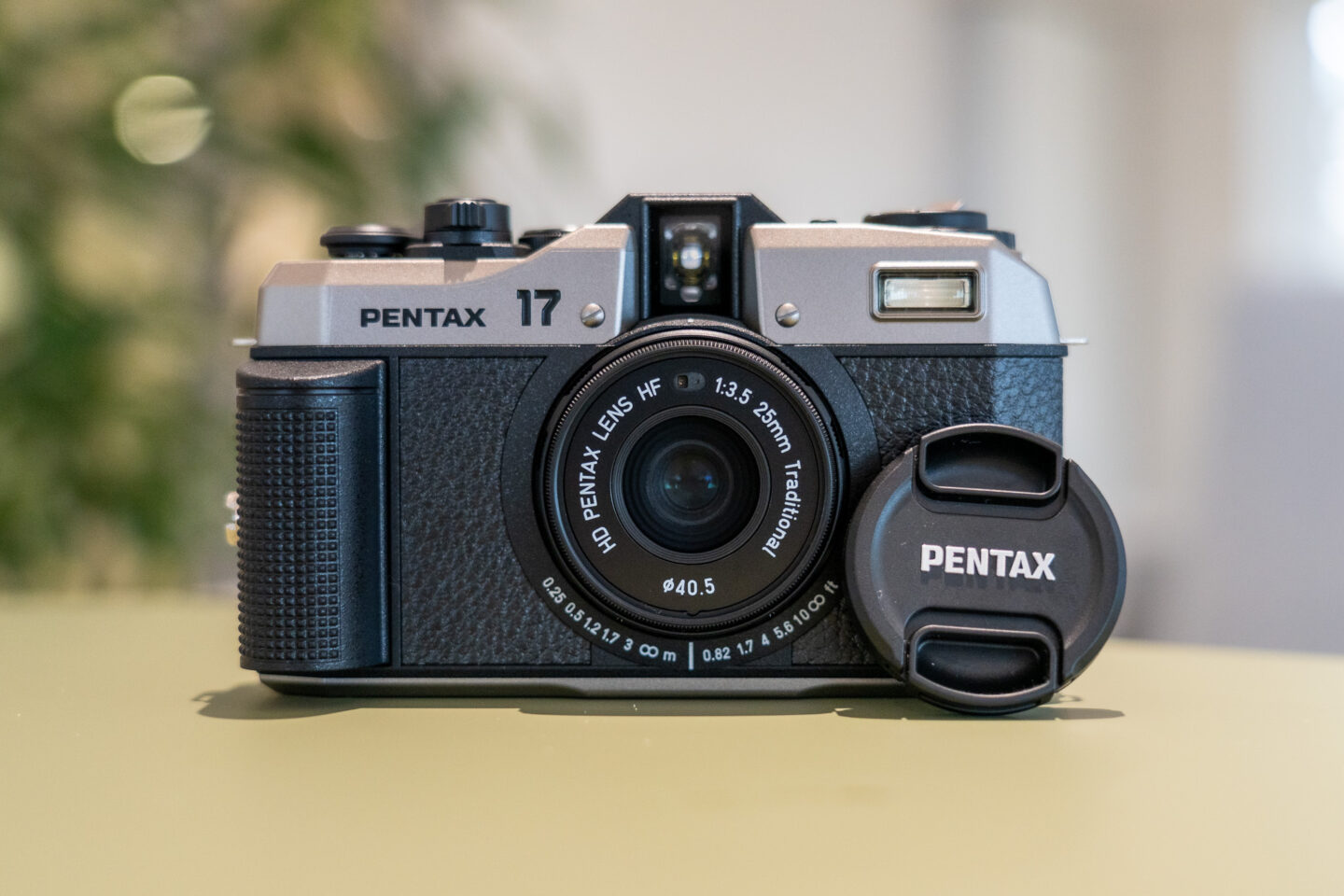 20年の時を超えてつくられたフィルムカメラ「PENTAX 17」｜現代にマッチしたアナログ製品の魅力や開発秘話を担当者にインタビュー
