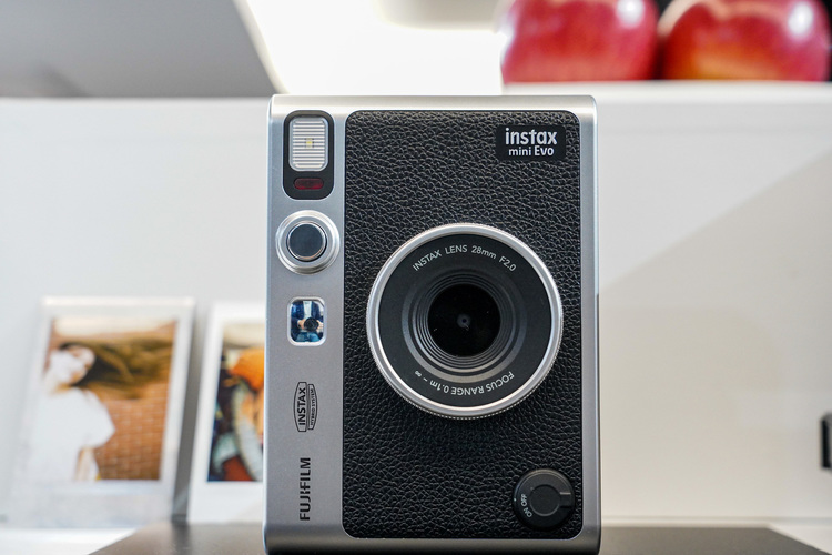 富士フイルム“チェキ”「instax mini Evo」が登場！｜100種類の撮影エフェクトが楽しめるシリーズ最上位モデル