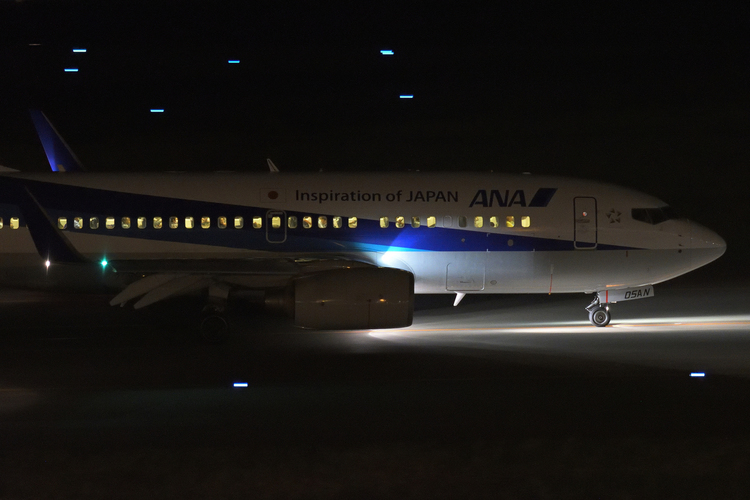 飛行機を暗所で撮影した写真