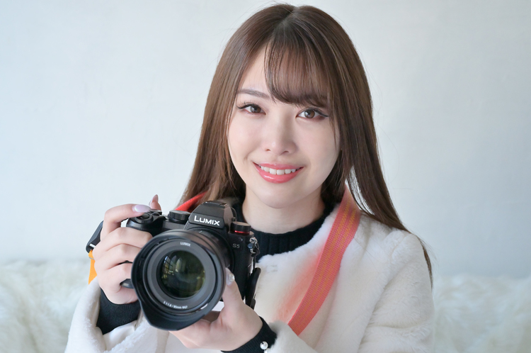 パナソニック LUMIX S 85mm F18で撮影する女性.jpg