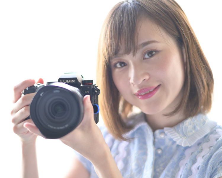 パナソニック LUMIX S5 を持つ女性.jpg