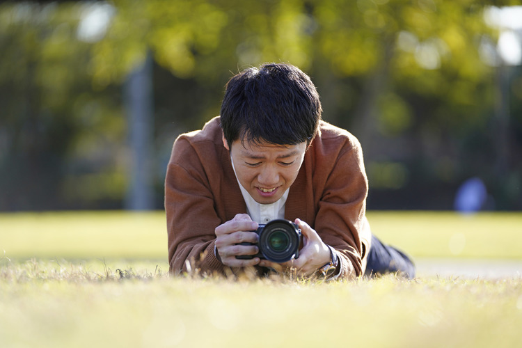 寝転んで撮影するパパの画像.JPG